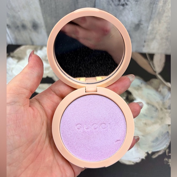 Gucci Glow Highlighter Pressed Powder in Frosted Lilac. - Picture 4 of 12
